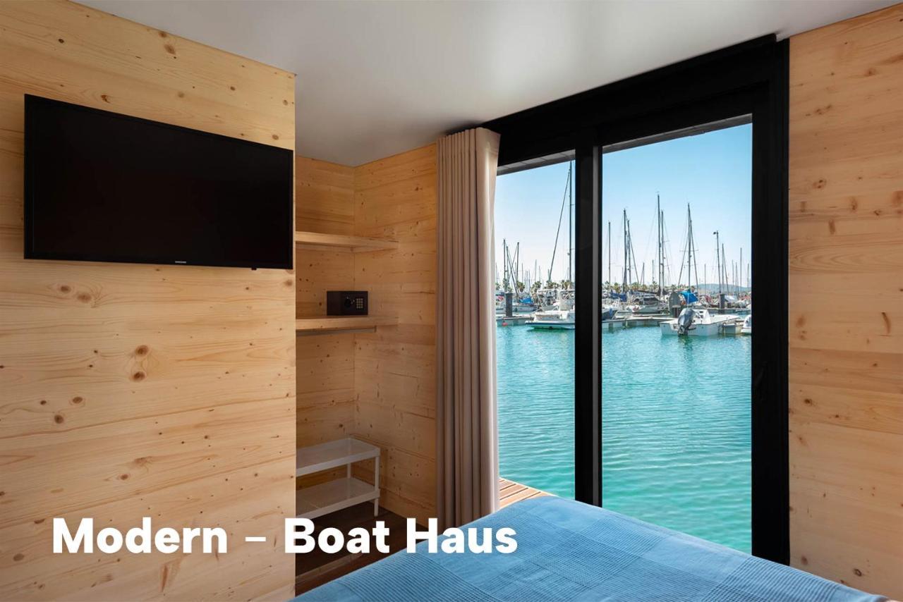 Отель Boat Haus - Mediterranean Experience Ла-Линеа-де-ла-Консепсьон Экстерьер фото